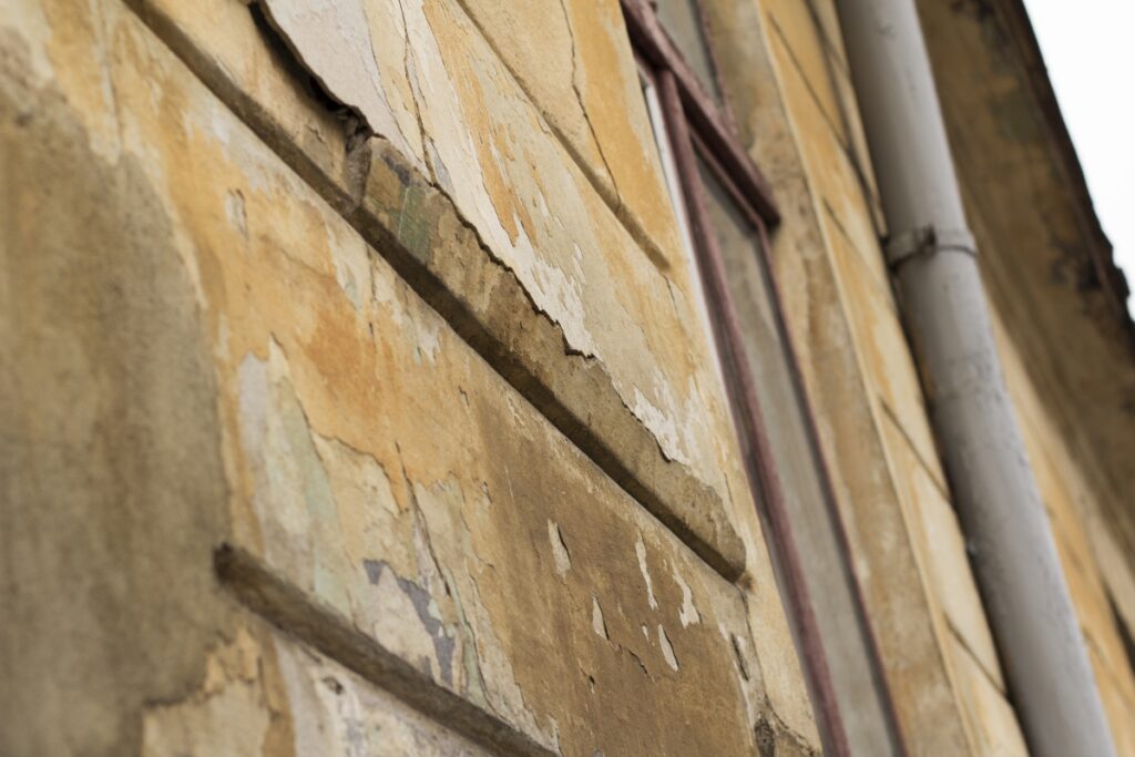 Renowacja postarzonych fasad betonowych – przywracanie estetyki i funkcji