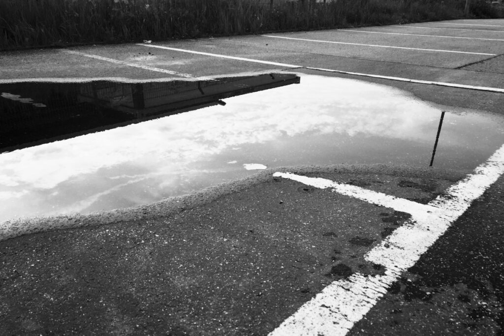 Zabezpieczanie podjazdów i parkingów przed wilgocią i solą